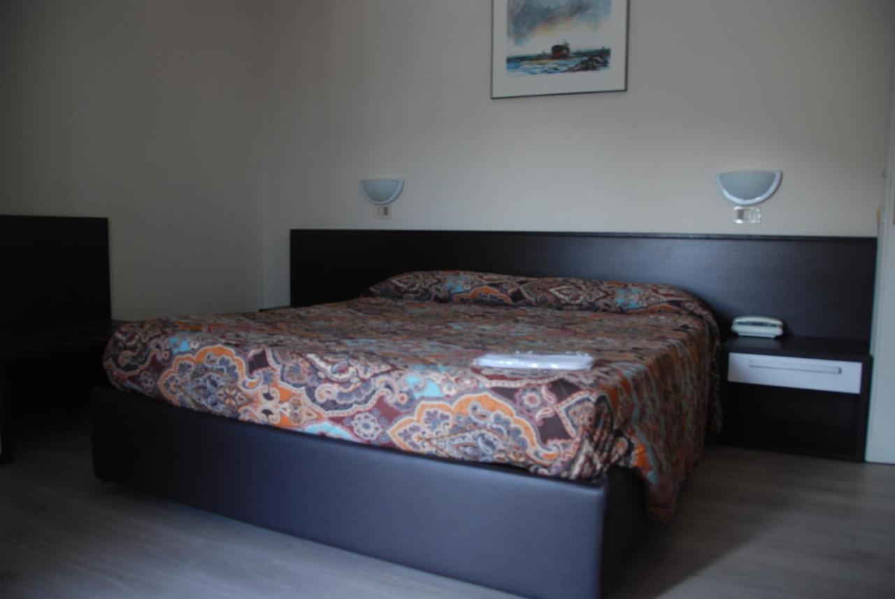 Hotel Olivi Salò Екстериор снимка